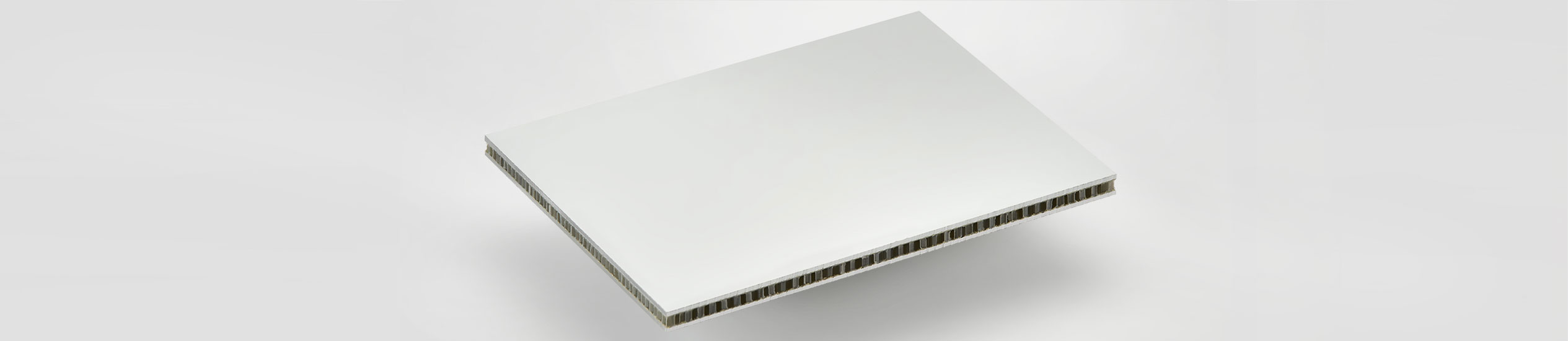 Sandwichpaneel COMPOCEL® ALP ist ein Sandwichpaneel mit Deckschichten aus Aluminium und Kern aus Polypropylen.